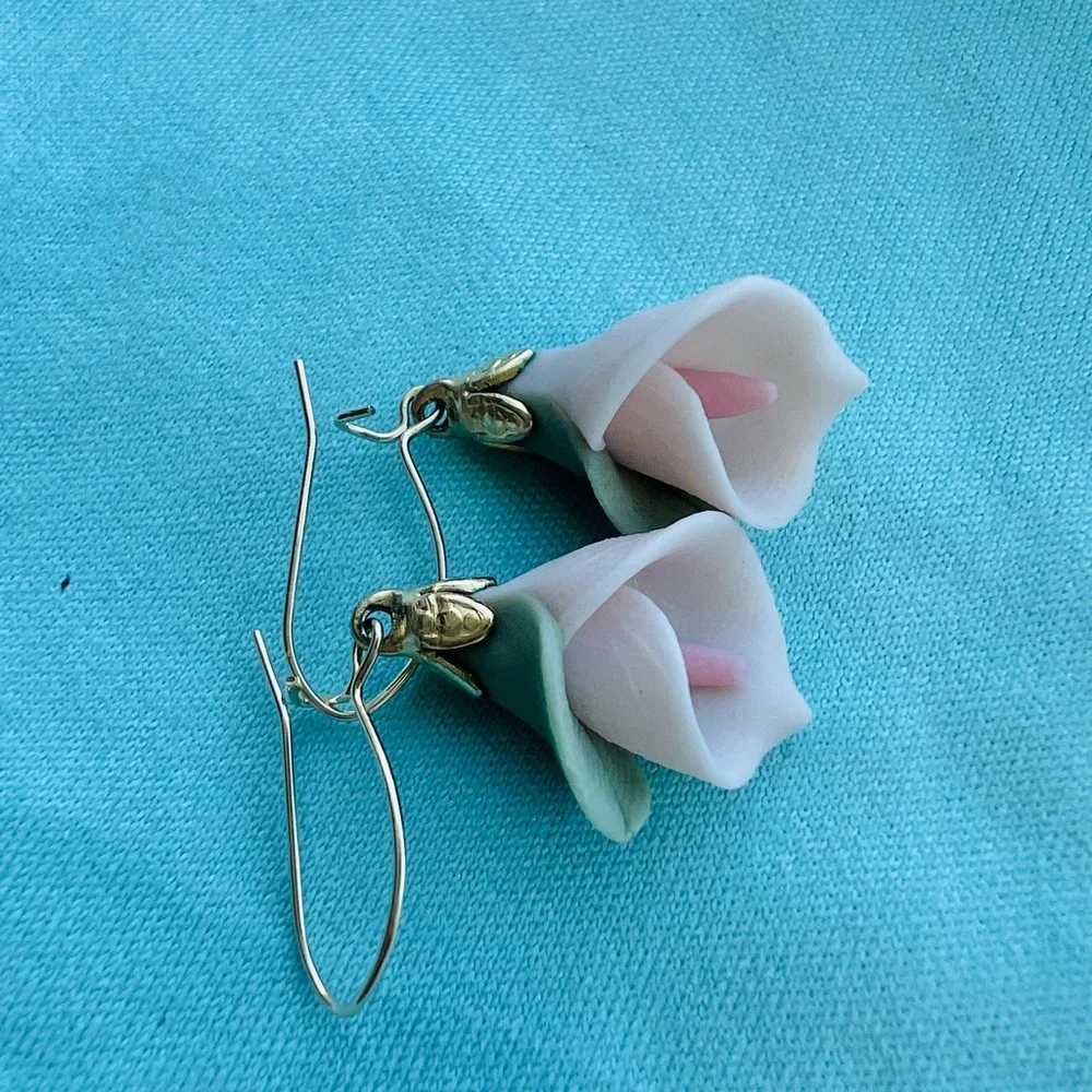 Vintage Porcelain Calla Lily Wire Earrings in Yellow Gold - Picture 4 of 9